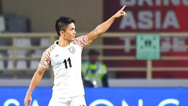 皇马1-0领先　第38分钟，皇马开出右侧角球，罗德里戈乱战中推射入网，但边裁举旗示意越位在先进球无效，VAR介入后确认进球有效！